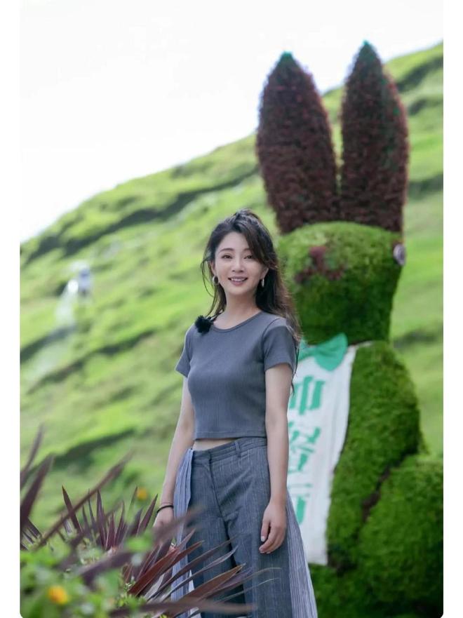 ！很值得中年女性借鉴时尚、优雅还减龄开元棋牌网站被45岁殷桃的穿搭惊艳到(图3)
