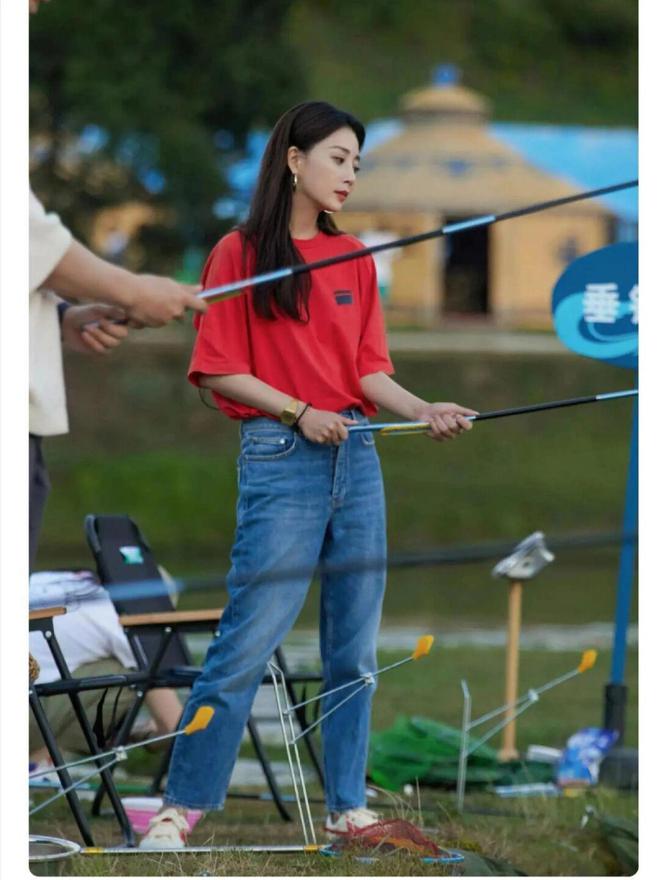 ！很值得中年女性借鉴时尚、优雅还减龄开元棋牌网站被45岁殷桃的穿搭惊艳到(图6)