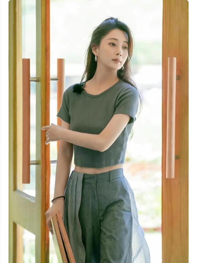 ！很值得中年女性借鉴时尚、优雅还减龄开元棋牌网站被45岁殷桃的穿搭惊艳到(图11)