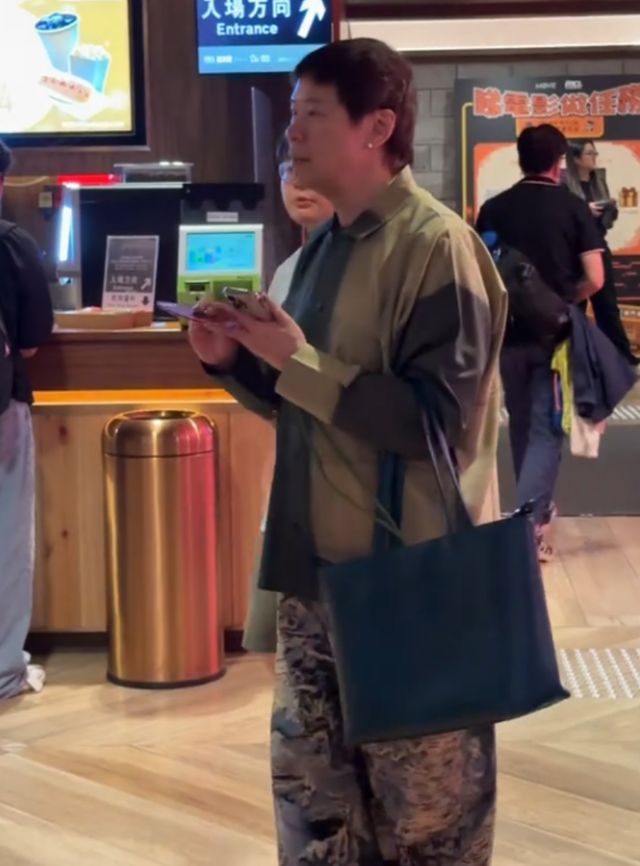 影院穿衣打扮怪异涂指甲戴耳钉姨味十足开元