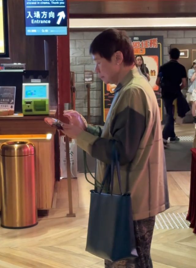 影院穿衣打扮怪异涂指甲戴耳钉姨味十足开元棋牌appTVB前经理陈志云现身(图3)