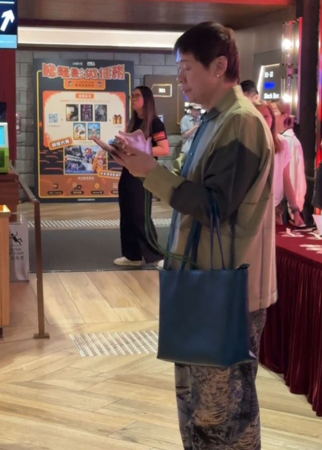 影院穿衣打扮怪异涂指甲戴耳钉姨味十足开元棋牌appTVB前经理陈志云现身(图4)