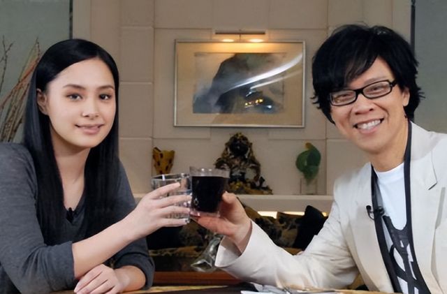 影院穿衣打扮怪异涂指甲戴耳钉姨味十足开元棋牌appTVB前经理陈志云现身(图6)