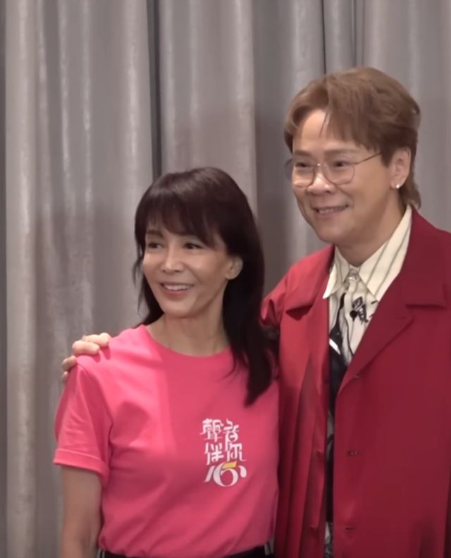 影院穿衣打扮怪异涂指甲戴耳钉姨味十足开元棋牌appTVB前经理陈志云现身(图8)