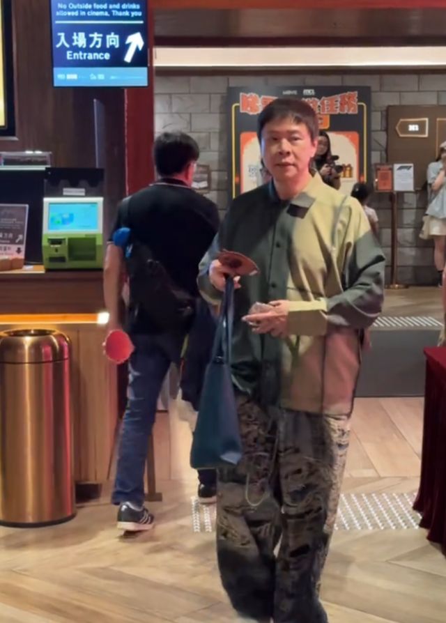 影院穿衣打扮怪异涂指甲戴耳钉姨味十足开元棋牌appTVB前经理陈志云现身(图10)
