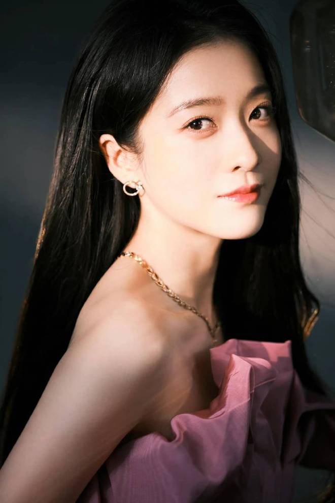 ：从深海精灵到复古女郎的完美蜕变开元ky棋牌张雪迎的时尚温度差(图2)