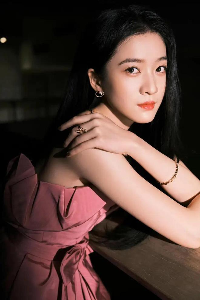 ：从深海精灵到复古女郎的完美蜕变开元ky棋牌张雪迎的时尚温度差(图3)