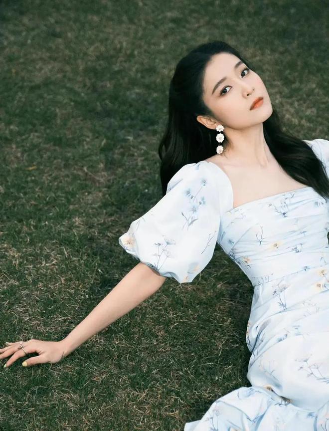 ：从深海精灵到复古女郎的完美蜕变开元ky棋牌张雪迎的时尚温度差(图4)