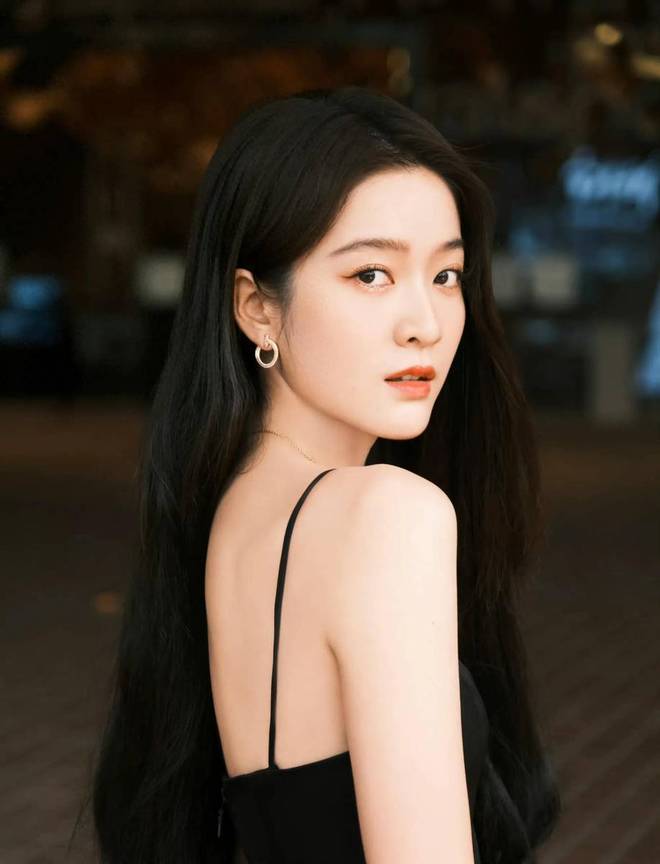 ：从深海精灵到复古女郎的完美蜕变开元ky棋牌张雪迎的时尚温度差(图6)