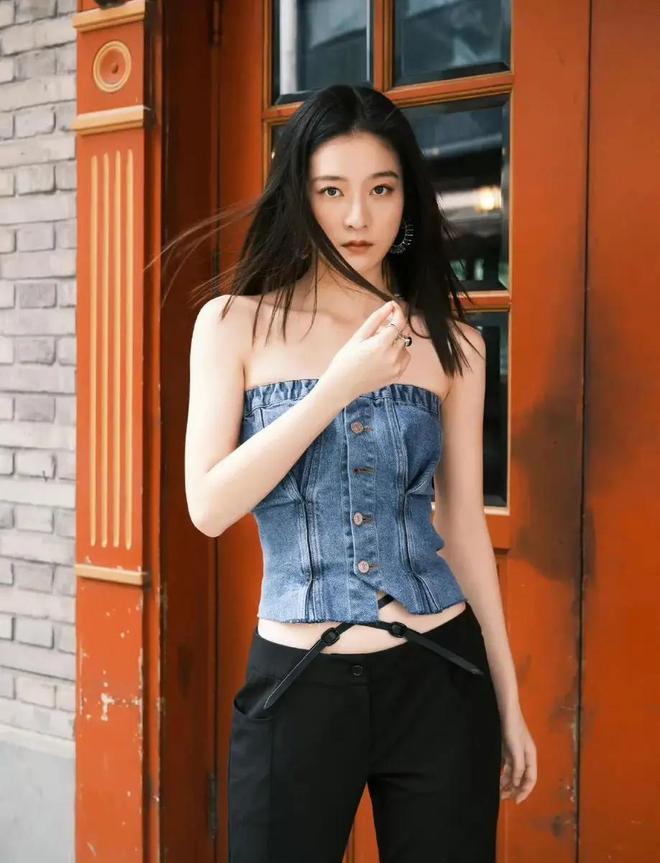 ：从深海精灵到复古女郎的完美蜕变开元ky棋牌张雪迎的时尚温度差(图5)