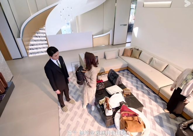 Ralph Lauren走路带风！开元棋牌试玩《新闻女王2》佘诗曼穿(图4)