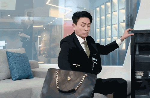 Ralph Lauren走路带风！开元棋牌试玩《新闻女王2》佘诗曼穿(图18)