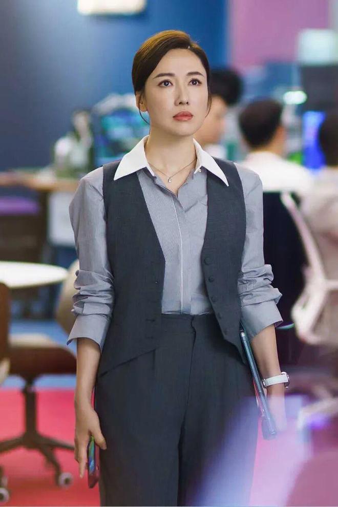 Ralph Lauren走路带风！开元棋牌试玩《新闻女王2》佘诗曼穿(图20)