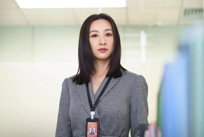 Ralph Lauren走路带风！开元棋牌试玩《新闻女王2》佘诗曼穿(图24)