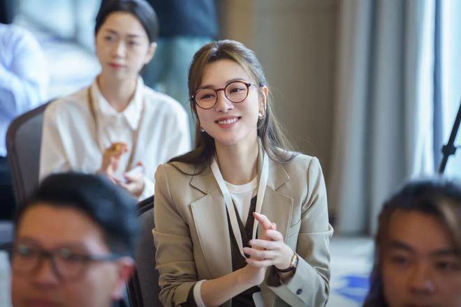 Ralph Lauren走路带风！开元棋牌试玩《新闻女王2》佘诗曼穿(图27)