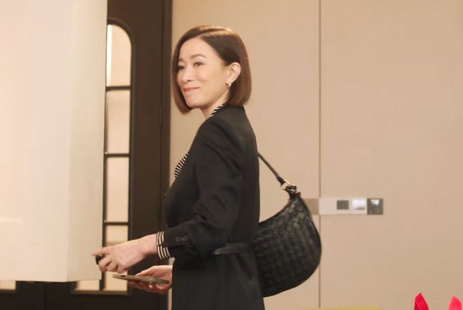 Ralph Lauren走路带风！开元棋牌试玩《新闻女王2》佘诗曼穿(图47)