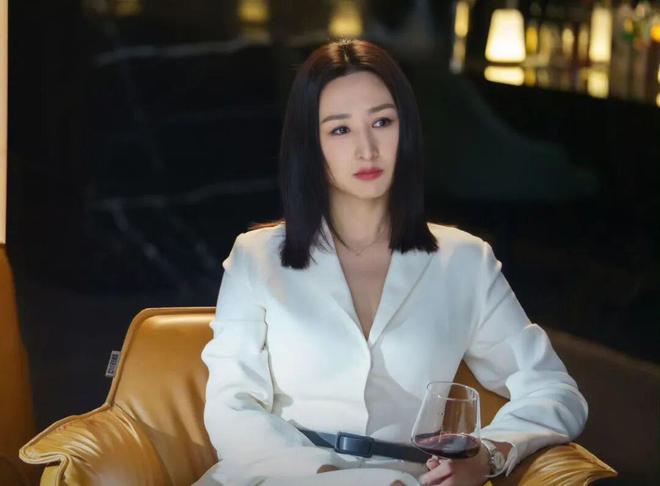 Ralph Lauren走路带风！开元棋牌试玩《新闻女王2》佘诗曼穿(图38)