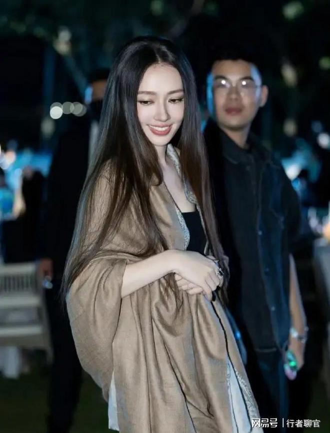 钱向佐带娃有时异地但豪门日子藏不住了开元